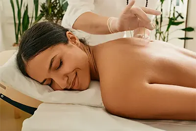 Mulher recebendo tratamento de acupuntura para dor nas costas