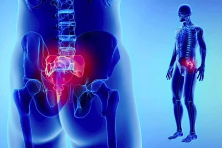 Representação gráfica de corpo humano translúcido, de costas. A primeira imagem destaca a ossatura do cóccix.