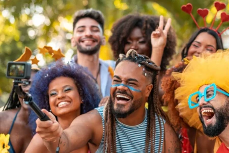 Grupo de amigos fantasiados tirando selfie no Carnaval | Dorflex max
