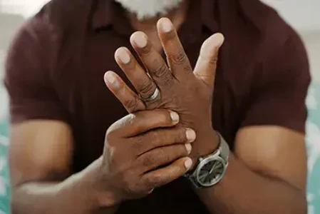 Dor na mão tem causa e tratamento. Tudo é uma questão de evitar fazer o que pode machucar a mão e, se começar a doer, buscar ajuda.