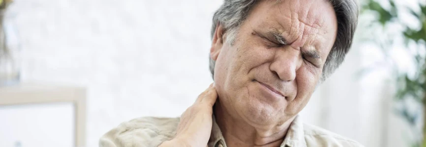 A síndrome do pescoço de texto afeta pessoas de todas as idades. É comum que, ao usar muito o celular, deixemos a cabeça em uma posição que cria peso e lesiona as articulações da nuca.