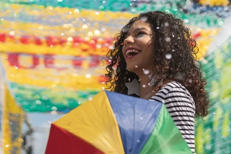 Menina com guarda-chuva de frevo curtindo o carnaval | Dorflex® Uno