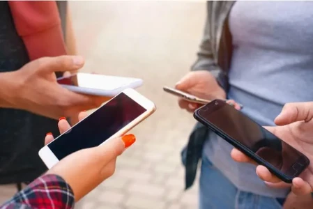 O uso frequente do mouse e do celular pode causar dor nas mãos e nos braços?