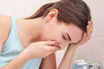 Dor de cabeça e enjoo: esses sintomas podem indicar uma enxaqueca?