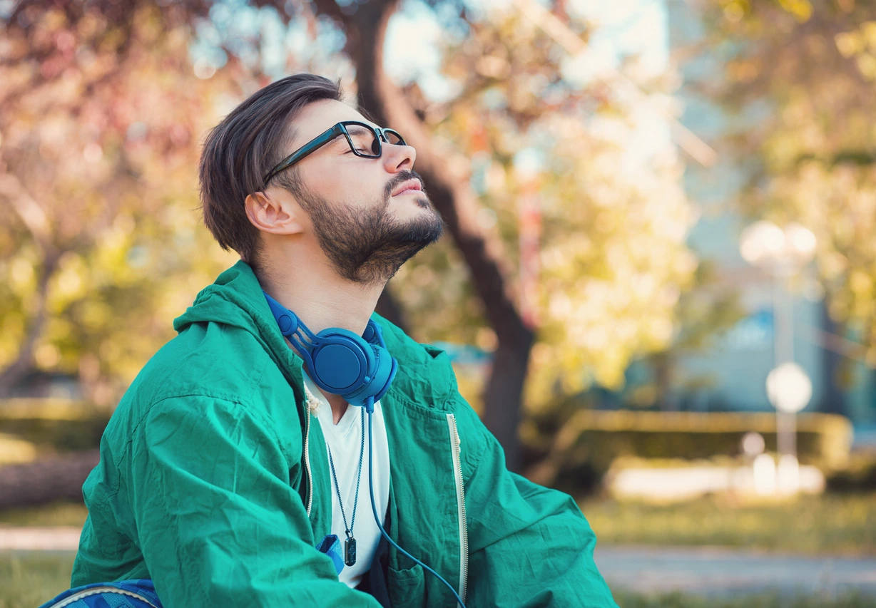 Homem aproveitando o tempo para relaxar no parque