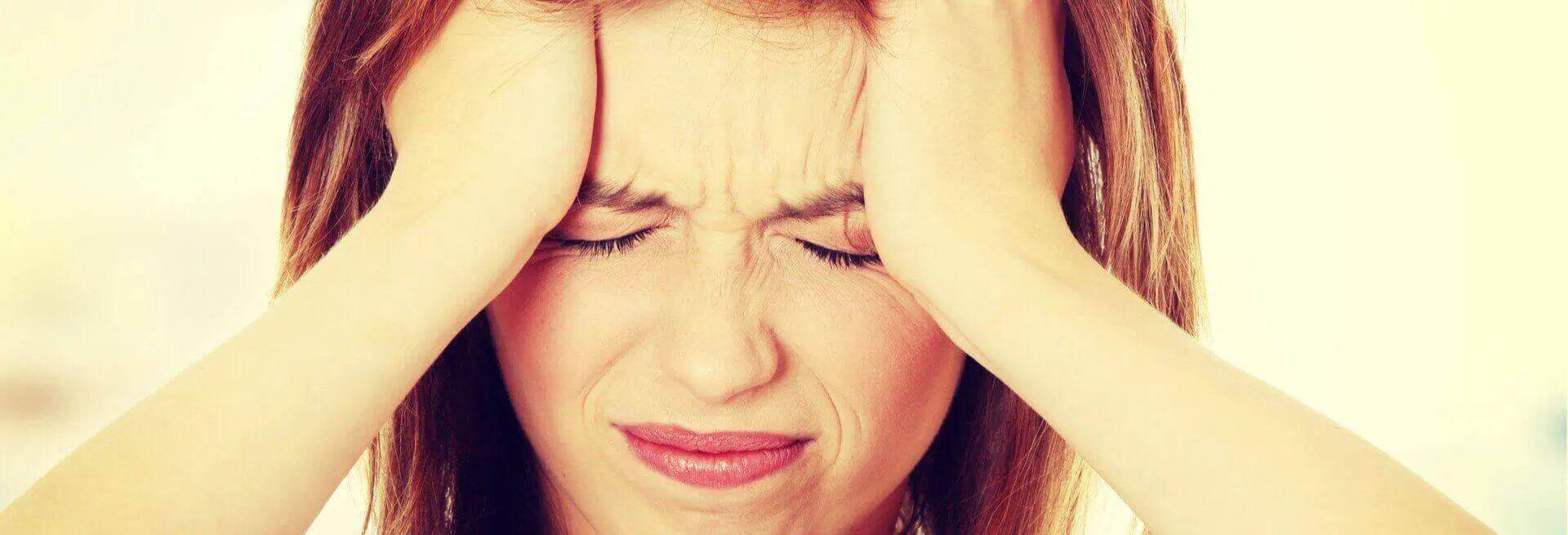 A dor de cabeça constante é um problema que não pode passar despercebido. Conheça os sintomas e saiba mais sobre o que pode ser feito.