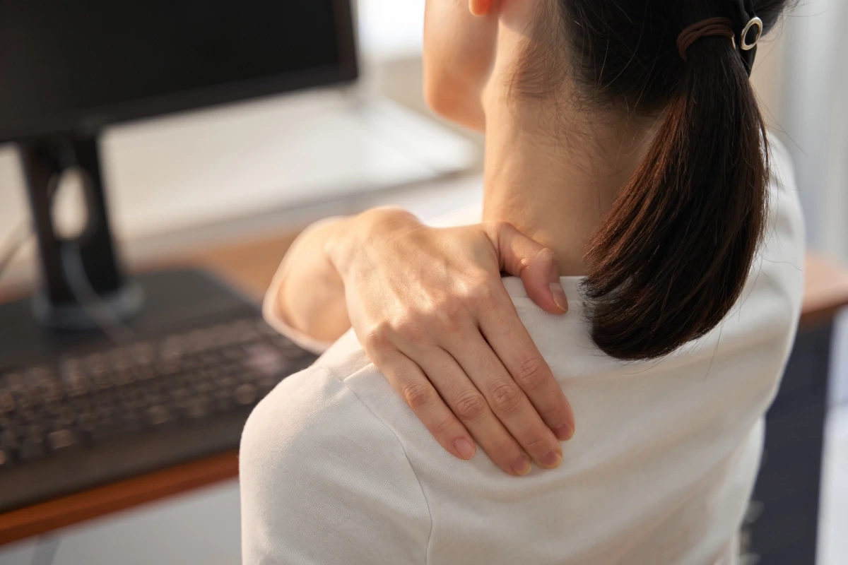 DORT é a sigla para distúrbios osteomusculares relacionados ao trabalho, e se trata de uma atualização do termo LER. Isso visa abranger outros aspectos que vão além da repetição de movimentos, como postura e excesso de força.