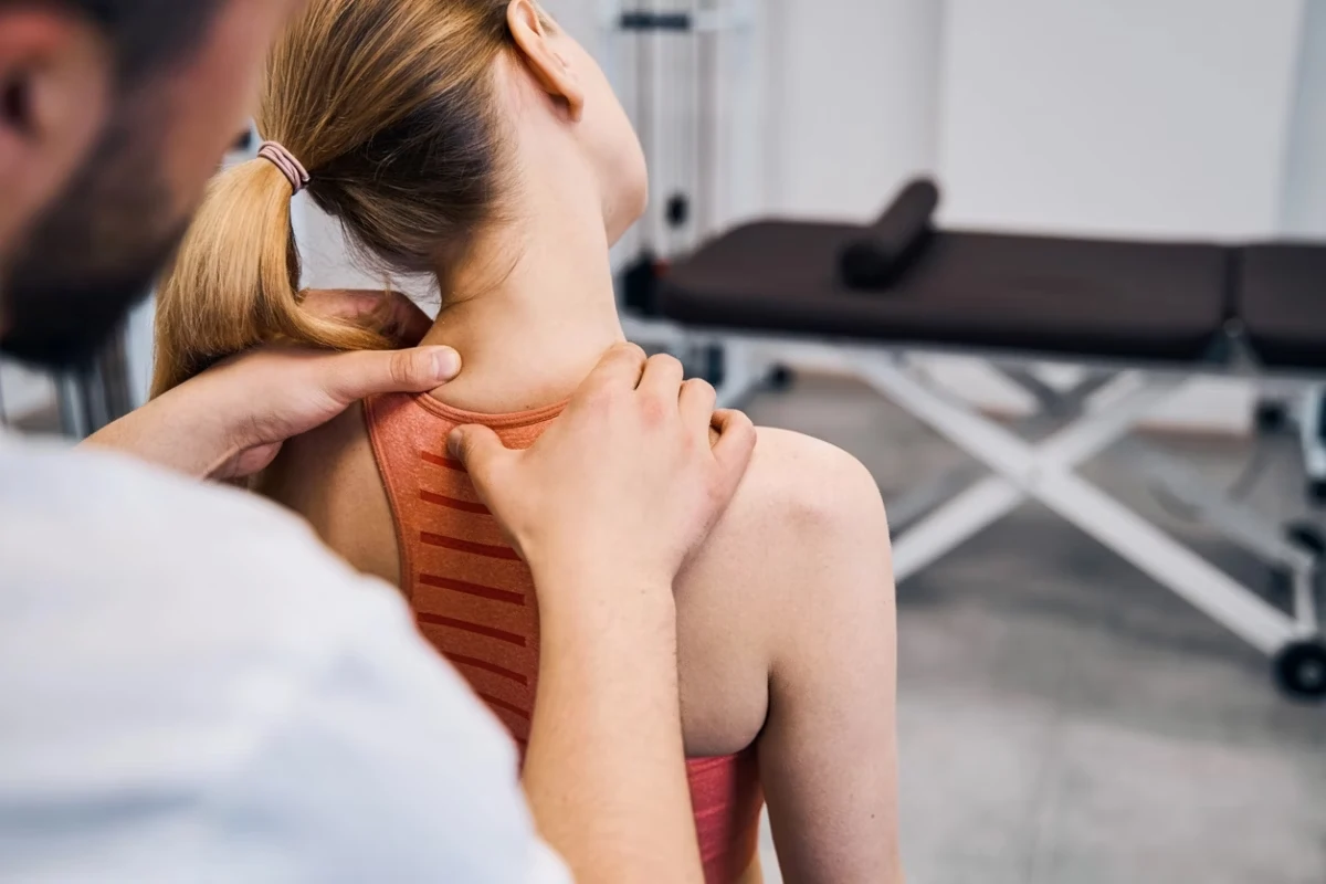 Quiropraxia é uma área saúde que visa manipular pontos de pressão das articulações do corpo, visando ajustá-las, devolvendo sua amplitude e localização corretas.