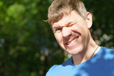 Fotofobia é a aversão à claridade, que pode ser um sintoma de enxaqueca ou piorar dores de cabeça. Entenda.