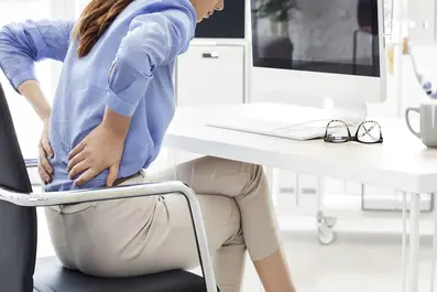 A síndrome do pescoço de texto afeta pessoas de todas as idades. É comum que, ao usar muito o celular, deixemos a cabeça em uma posição que cria peso e lesiona as articulações da nuca.