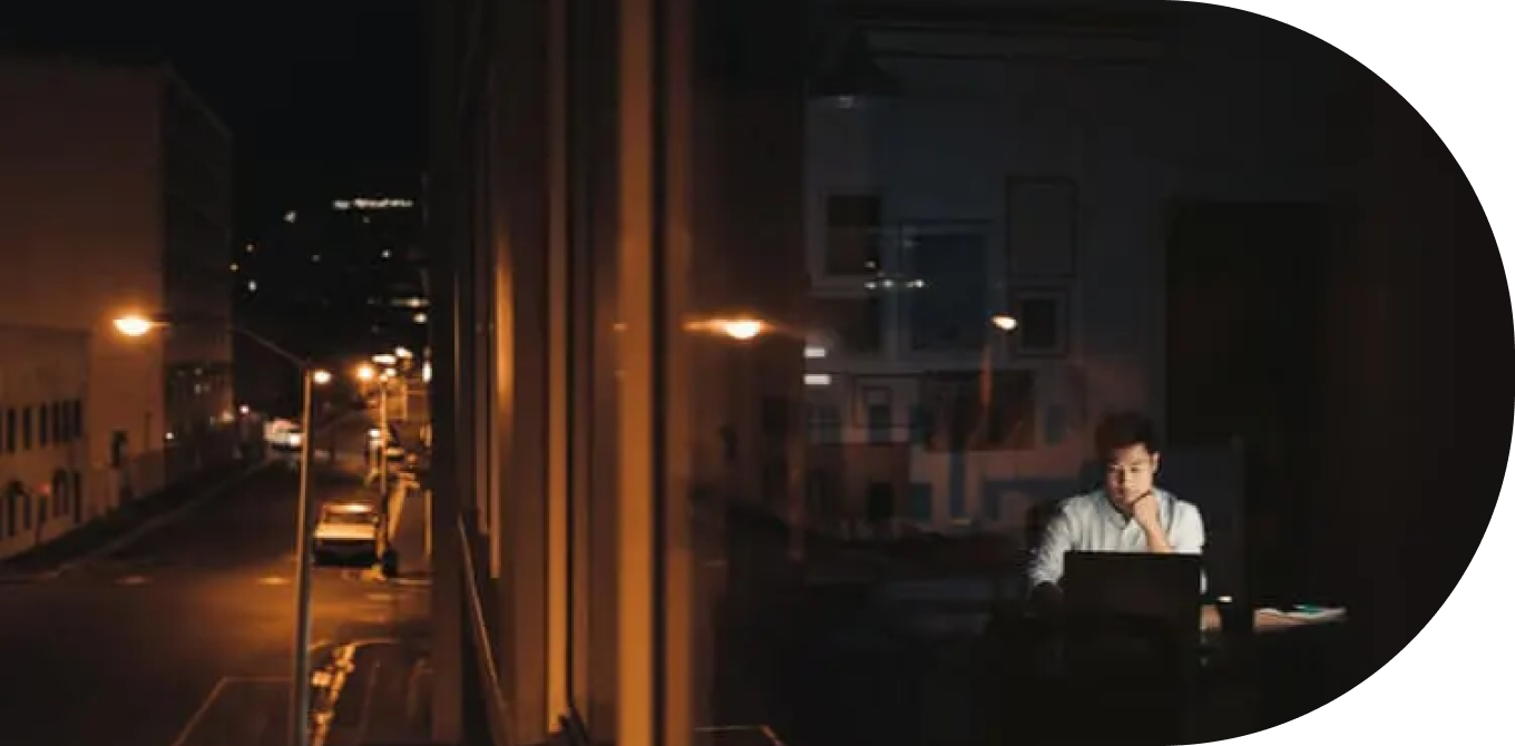 Descubra se ficar até tarde estudando ou trabalhando pode causar dor de cabeça