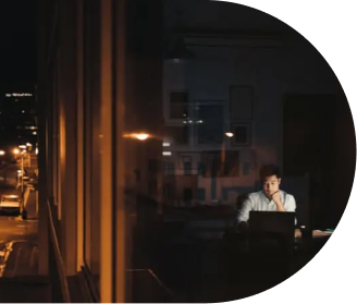 Descubra se ficar até tarde estudando ou trabalhando pode causar dor de cabeça