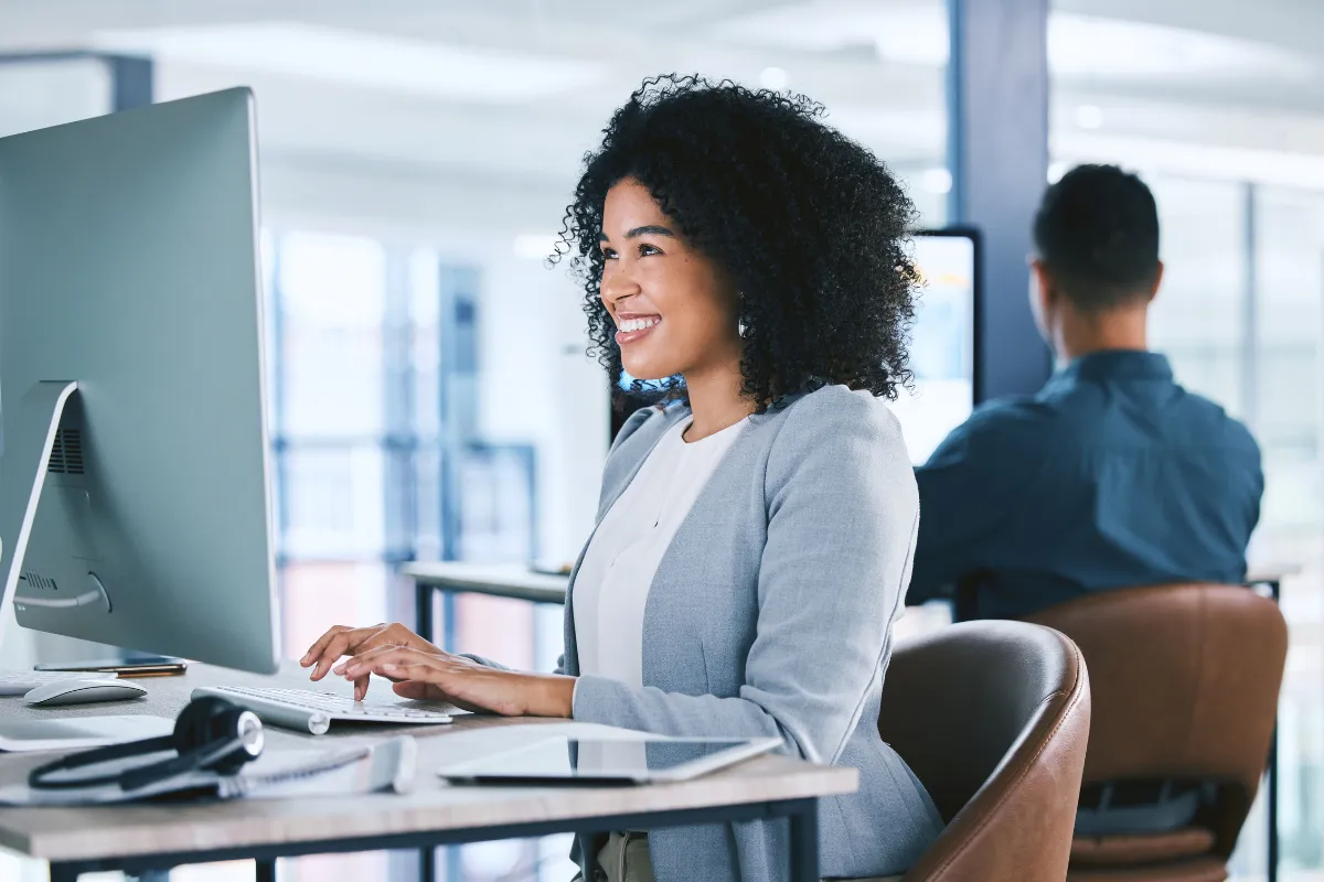 Para evitar aquela dor ao ficar sentado, tente algumas dessas dicas: faça pausas regulares, trabalhe em pé, faça alongamentos e pequenas caminhadas.