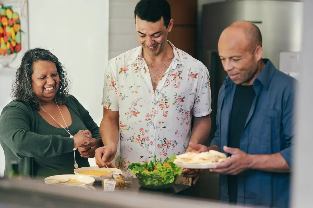 Família se servindo de um almoço leve e balanceado.