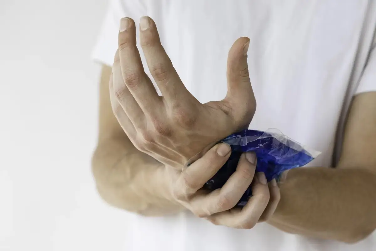 Para aliviar a dor na mão, é recomendado fisioterapia, imobilização, repouso e, em alguns casos, até cirurgia. Compressas podem ajudar, alternando calor e frio, além do uso de analgésicos e relaxantes musculares.