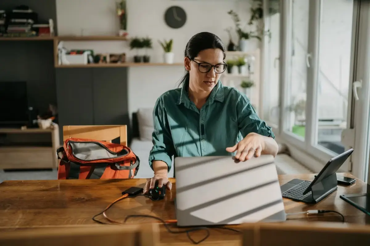 Há muitas formas de se prevenir a dor na mão, e o ideal é ter esses cuidados todos os dias. Para isso, exercícios de fortalecimento, alongamento e mobilidade são essenciais. Faça pausas regulares em atividades repetitivas, ok? E dê preferência a móveis e ferramentas de trabalho que sejam adaptáveis e ergonômicos.