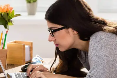 A síndrome do pescoço de texto afeta pessoas de todas as idades. É comum que, ao usar muito o celular, deixemos a cabeça em uma posição que cria peso e lesiona as articulações da nuca.