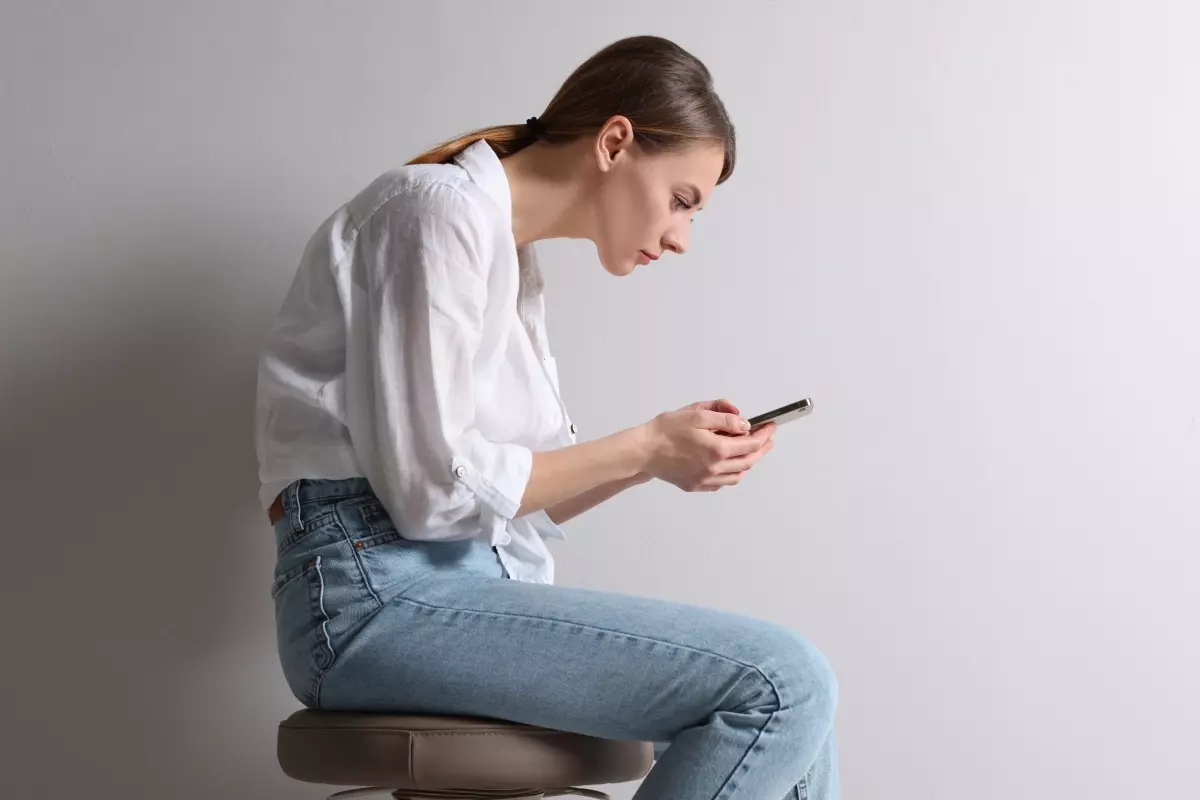 Text neck é a condição causada pelo uso exagero de dispositivos portáteis com tela, como smartphones. Já reparou em como seu pescoço se projeta para frente e sua cabeça fica inclinada ao usar seu celular? Cuidado, text neck é considerada uma doença moderna e atinge muitas pessoas.