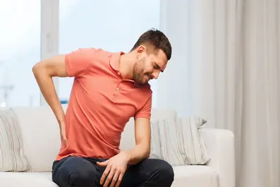 A síndrome do pescoço de texto afeta pessoas de todas as idades. É comum que, ao usar muito o celular, deixemos a cabeça em uma posição que cria peso e lesiona as articulações da nuca.