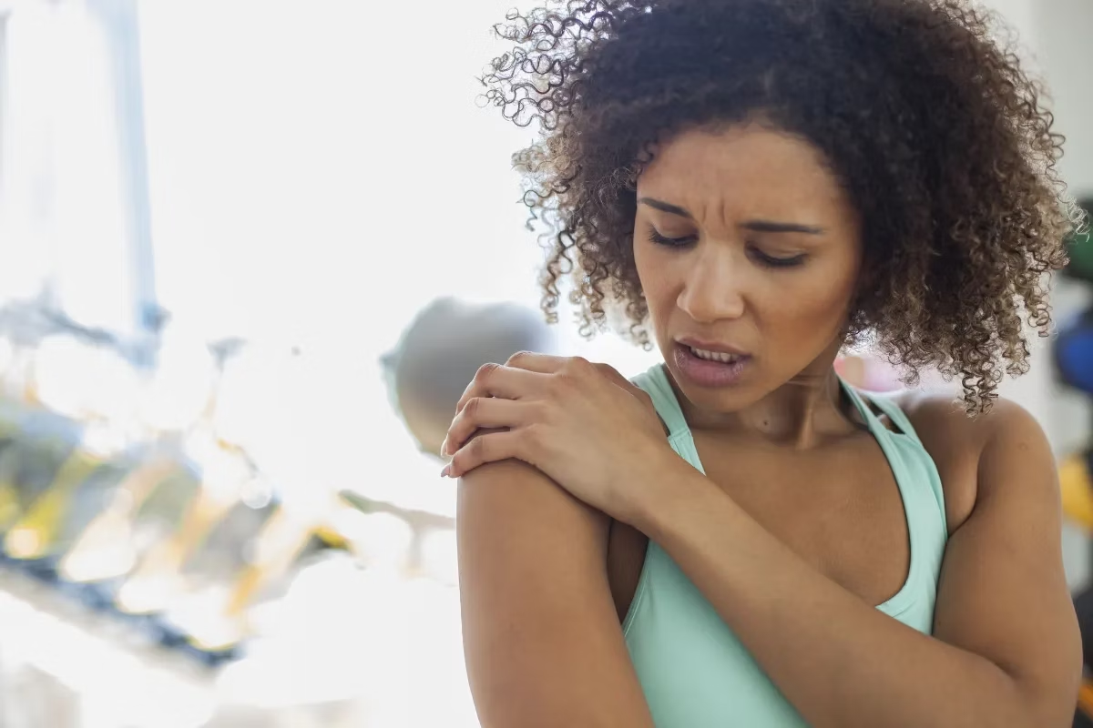 Cuidado: dor no ombro pode ser preocupante quando associada a sintomas que podem caracterizar um ataque cardíaco.